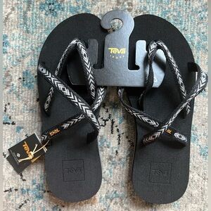 NWT Teva Olowahu sandals size 7